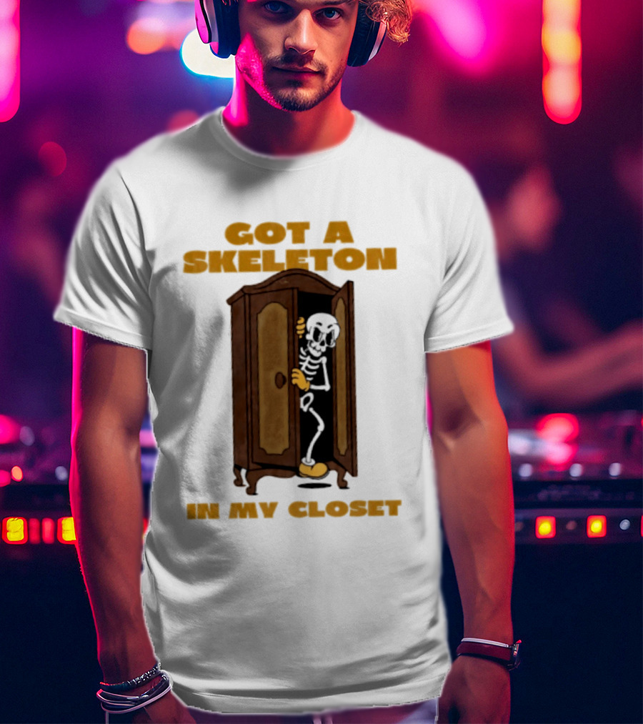 Got A Skeleton In My Closet Spooky Halloween Fun T-Shirt