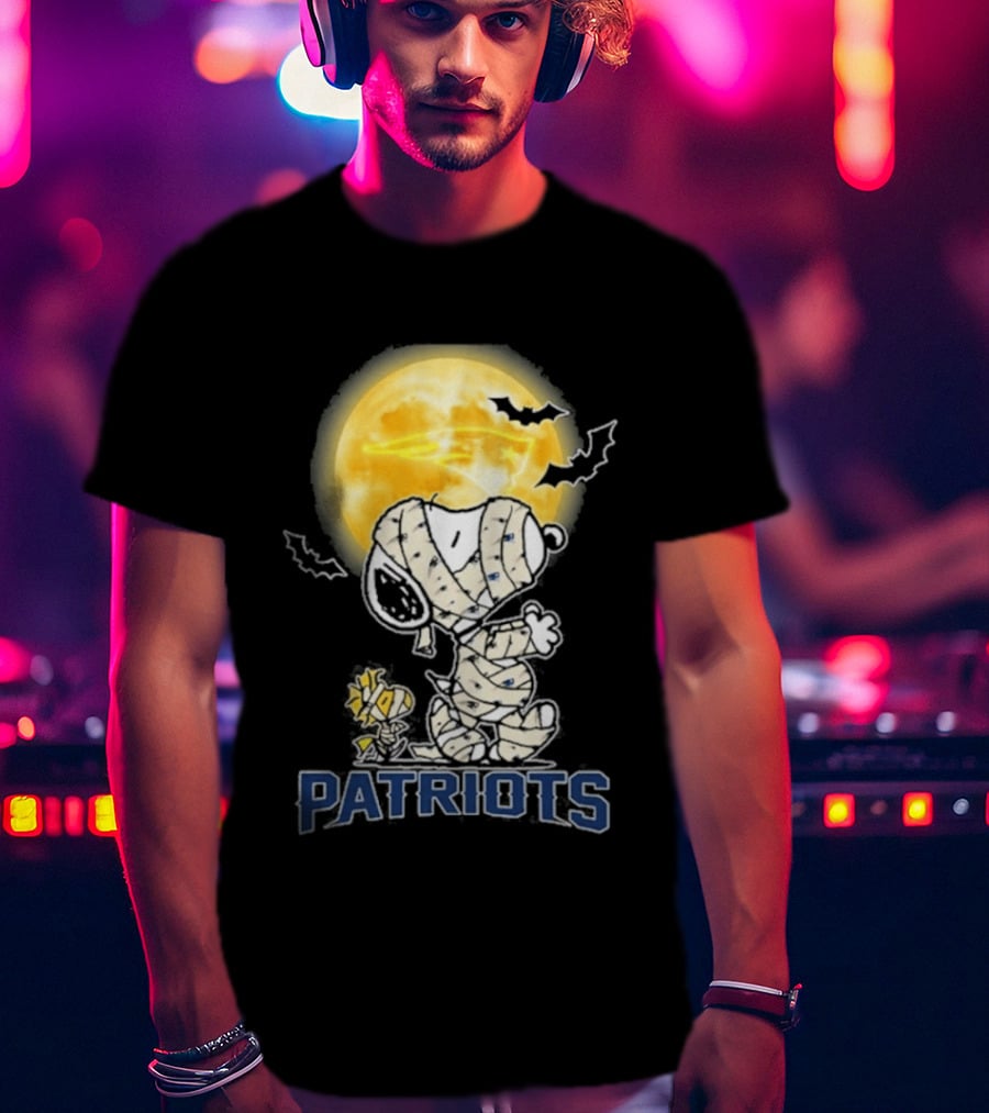 New England Patriots Snoopy Halloween 2026 Moon T-Shirt