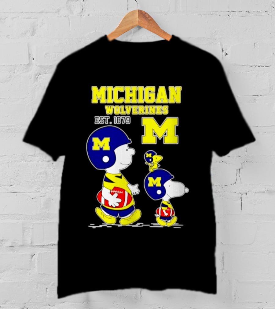 Michigan Wolverines EST 1879 Snoopy Charlie Brown Football Iconic M T-Shirt