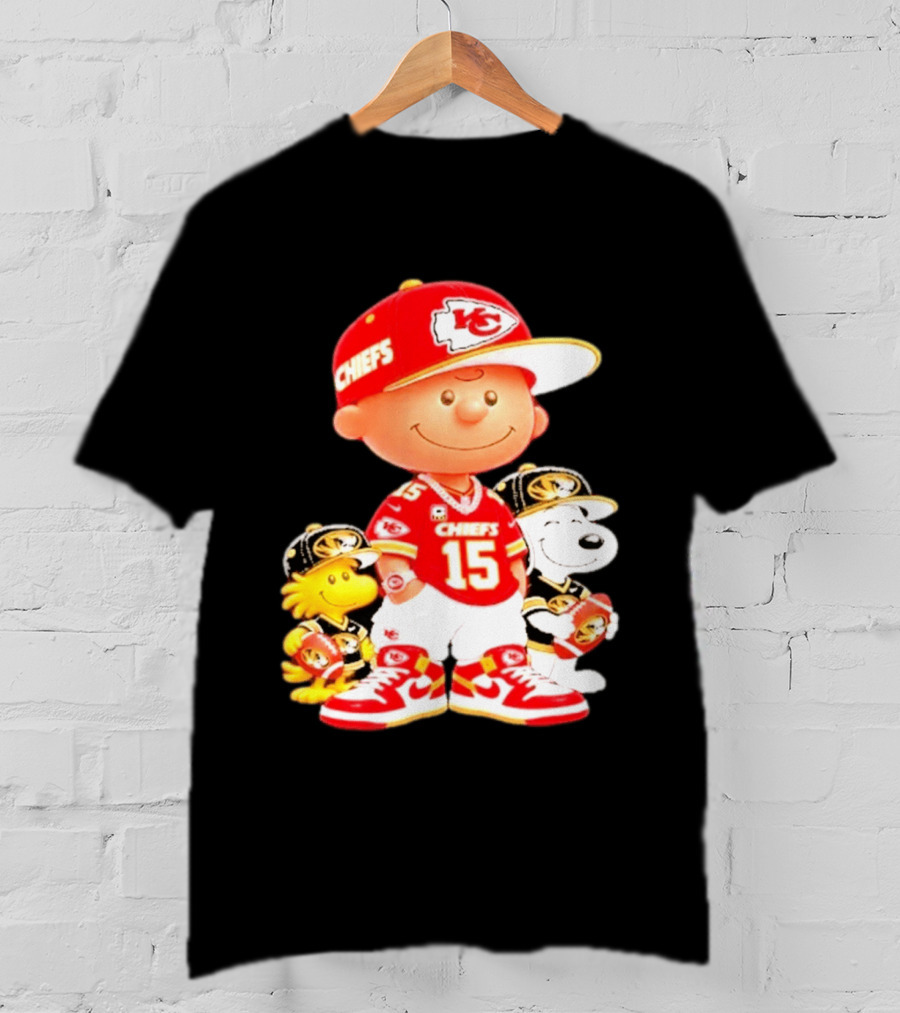 Peanuts Chiefs Patrick Mahomes Football Kansas City Charlie Brown Snoopy Woodstock T-Shirt