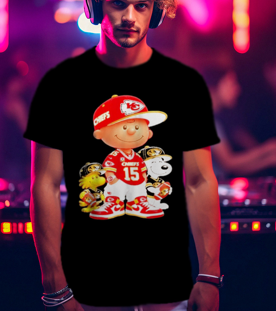 Peanuts Chiefs Patrick Mahomes Football Kansas City Charlie Brown Snoopy Woodstock T-Shirt