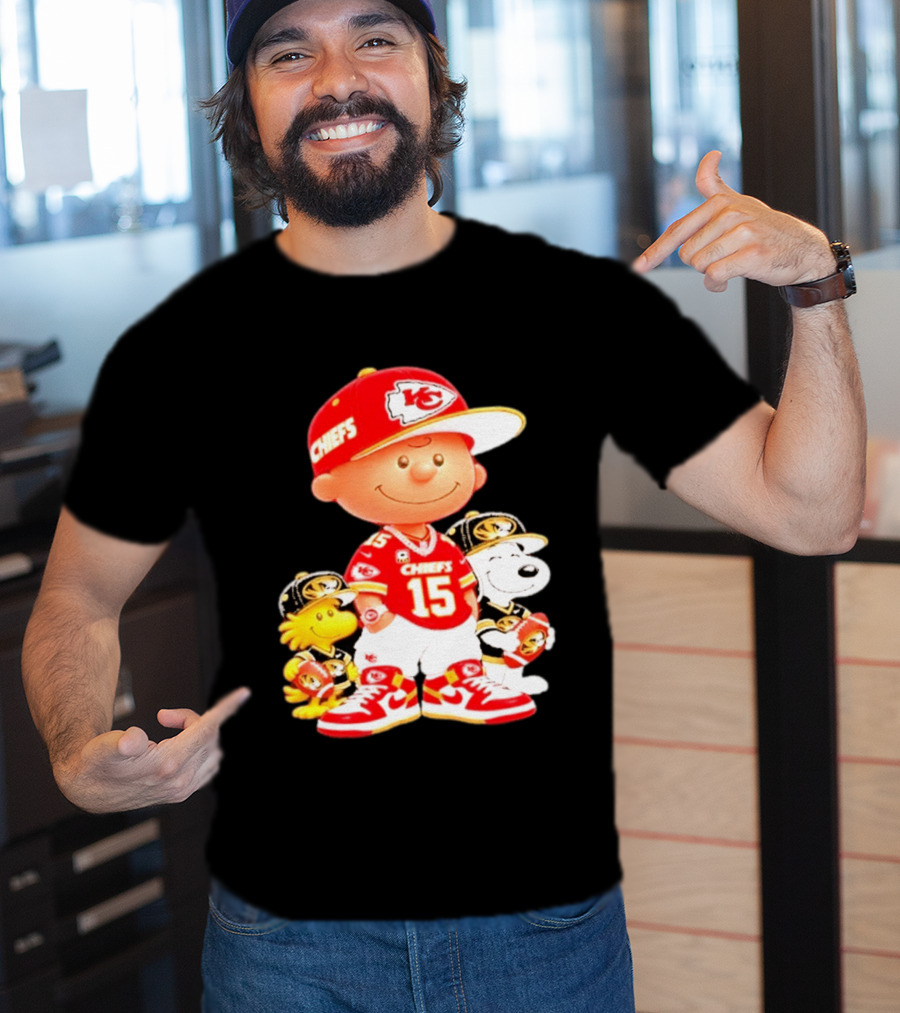 Peanuts Chiefs Patrick Mahomes Football Kansas City Charlie Brown Snoopy Woodstock T-Shirt