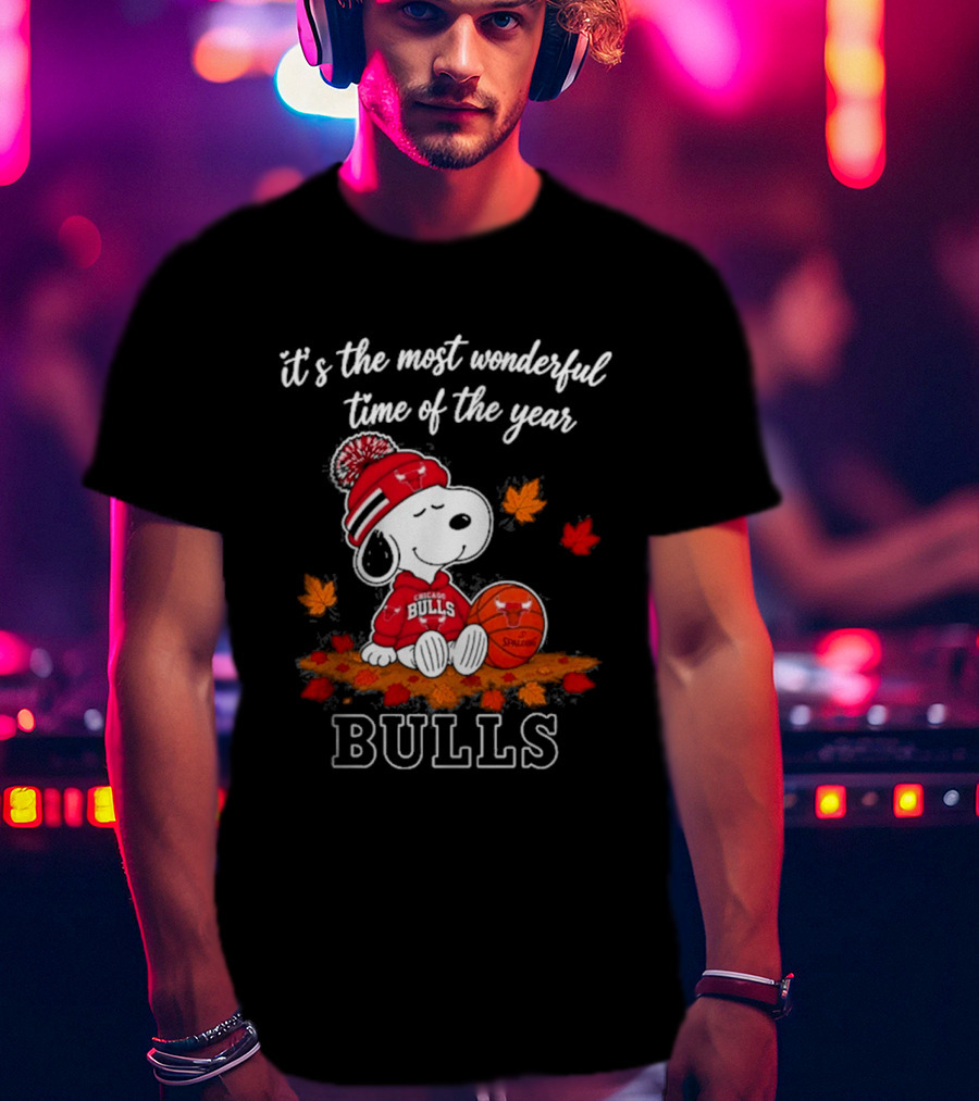 Chicago Bulls Snoopy Autumn Leaves Football Most Wonderful Time Of The Year T-Shirt