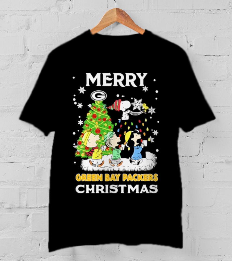 Merry Green Bay Packers Peanuts Christmas Caroling With Snoopy And Woodstock T-Shirt