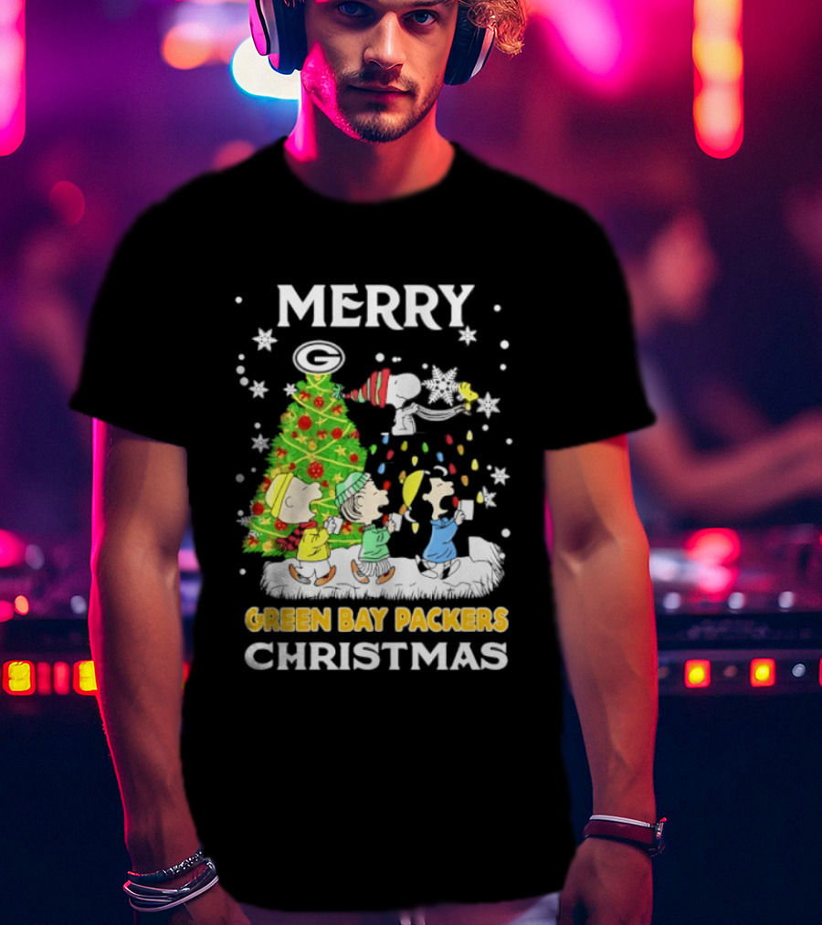 Merry Green Bay Packers Peanuts Christmas Caroling With Snoopy And Woodstock T-Shirt