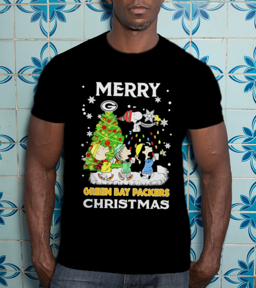 Merry Green Bay Packers Peanuts Christmas Caroling With Snoopy And Woodstock T-Shirt
