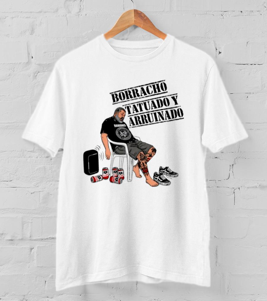 Borracho Tatuado Y Arruinado Hombre Con Pierna Tatuada Y Botellas Vibrando T-Shirt