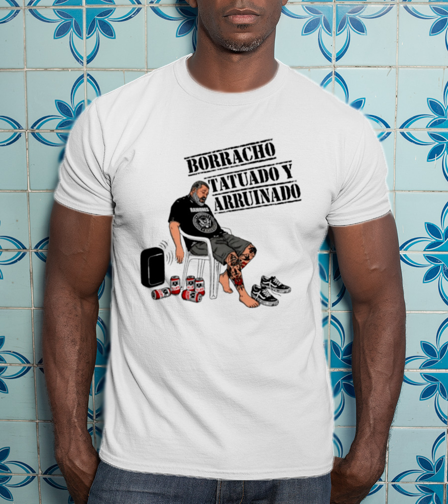 Borracho Tatuado Y Arruinado Hombre Con Pierna Tatuada Y Botellas Vibrando T-Shirt