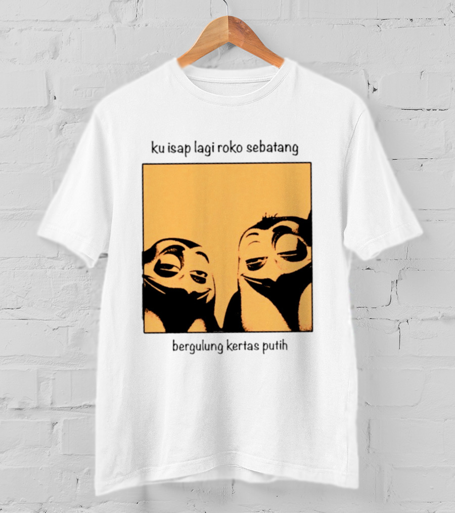 Ku Isap Lagi Roko Sebatang Bergulung Kertas Putih Private Kowalski T-Shirt