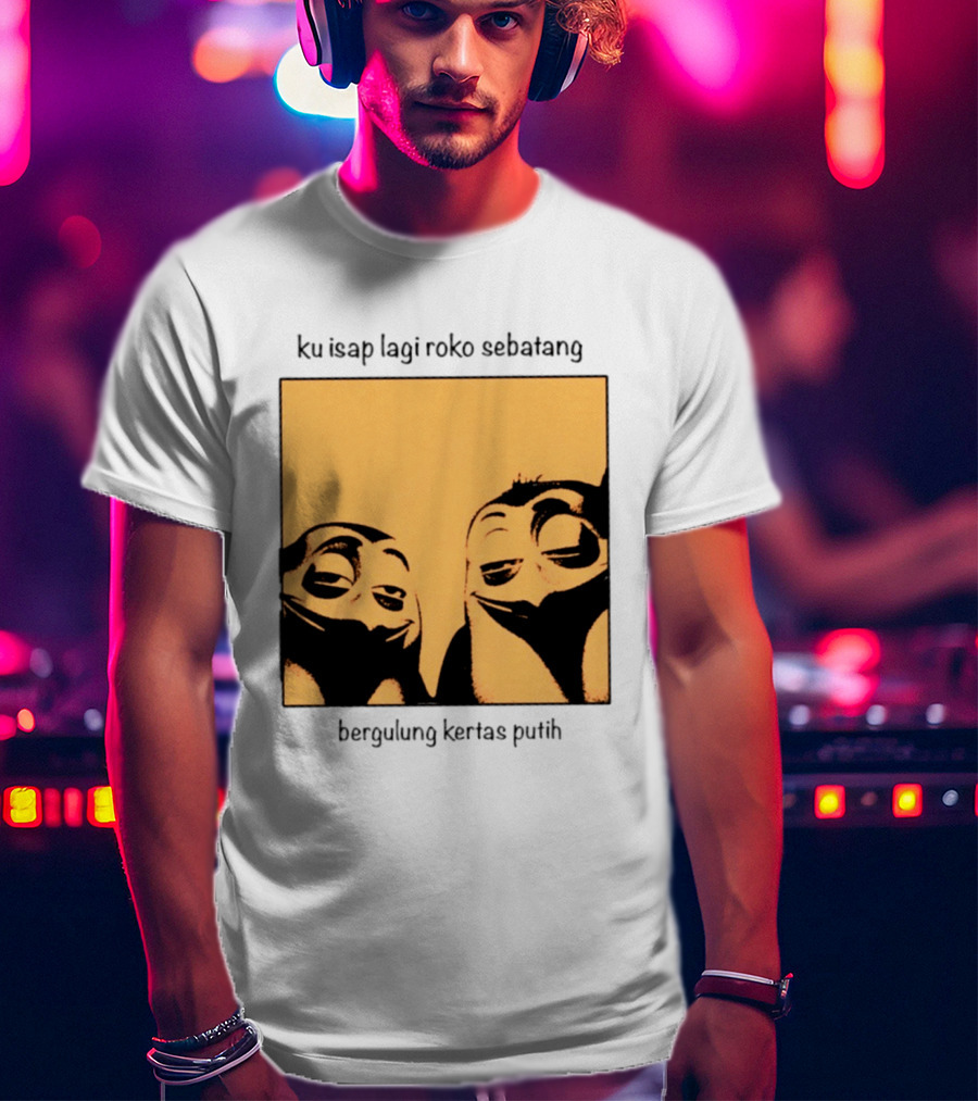 Ku Isap Lagi Roko Sebatang Bergulung Kertas Putih Private Kowalski T-Shirt