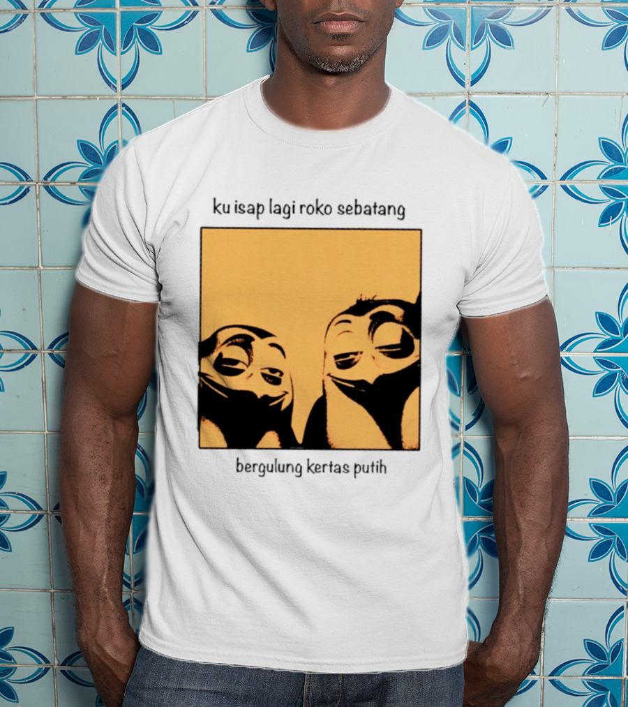 Ku Isap Lagi Roko Sebatang Bergulung Kertas Putih Private Kowalski T-Shirt