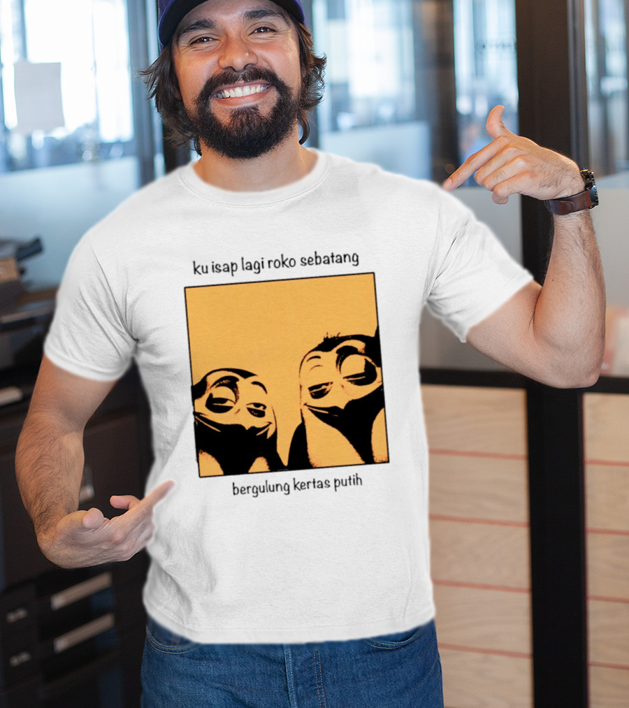 Ku Isap Lagi Roko Sebatang Bergulung Kertas Putih Private Kowalski T-Shirt