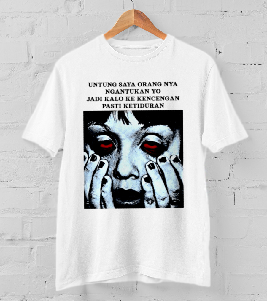 Untung Saya Orang Nya Ngantukan Yo Jadi Kalo Ke Kencengan Pasti Ketiduran Mata Merah Menahan Kantuk T-Shirt