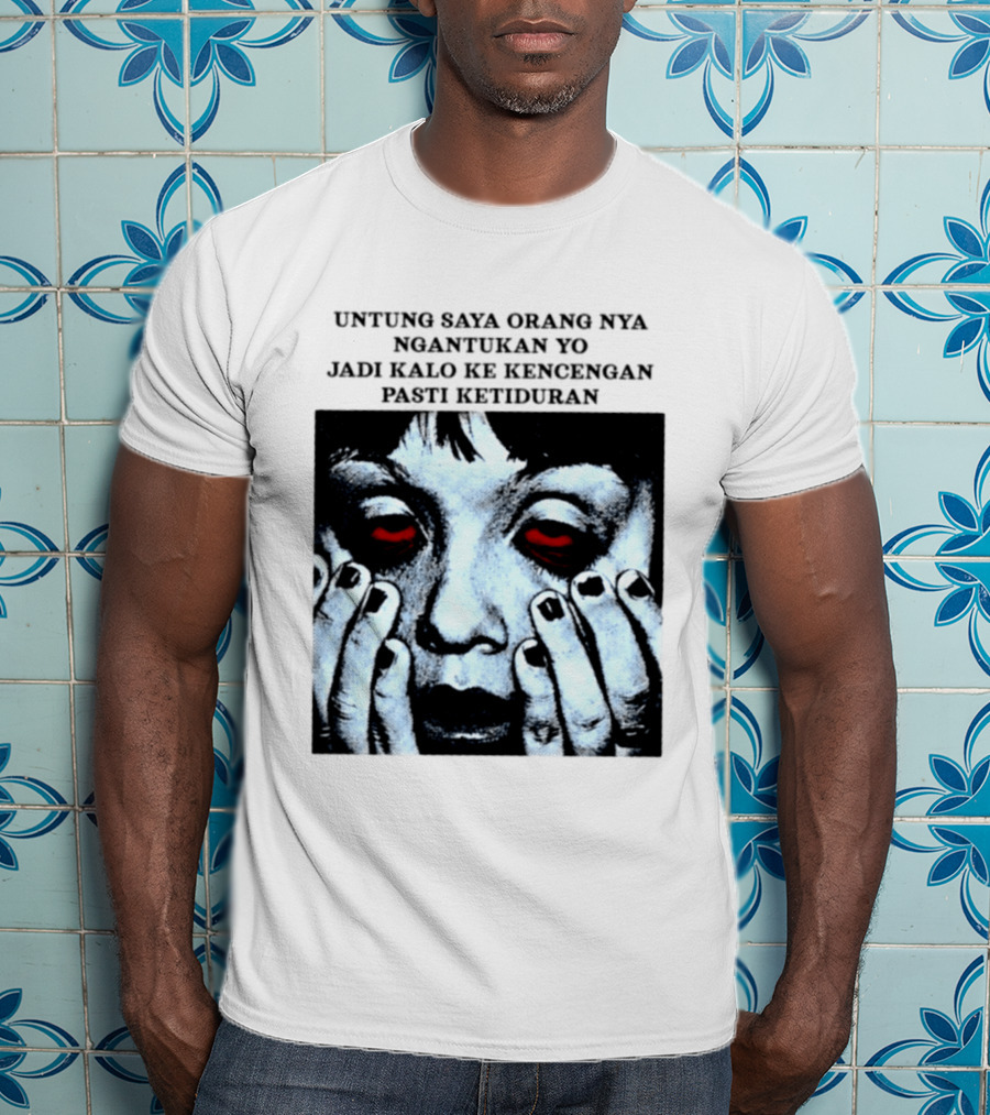 Untung Saya Orang Nya Ngantukan Yo Jadi Kalo Ke Kencengan Pasti Ketiduran Mata Merah Menahan Kantuk T-Shirt