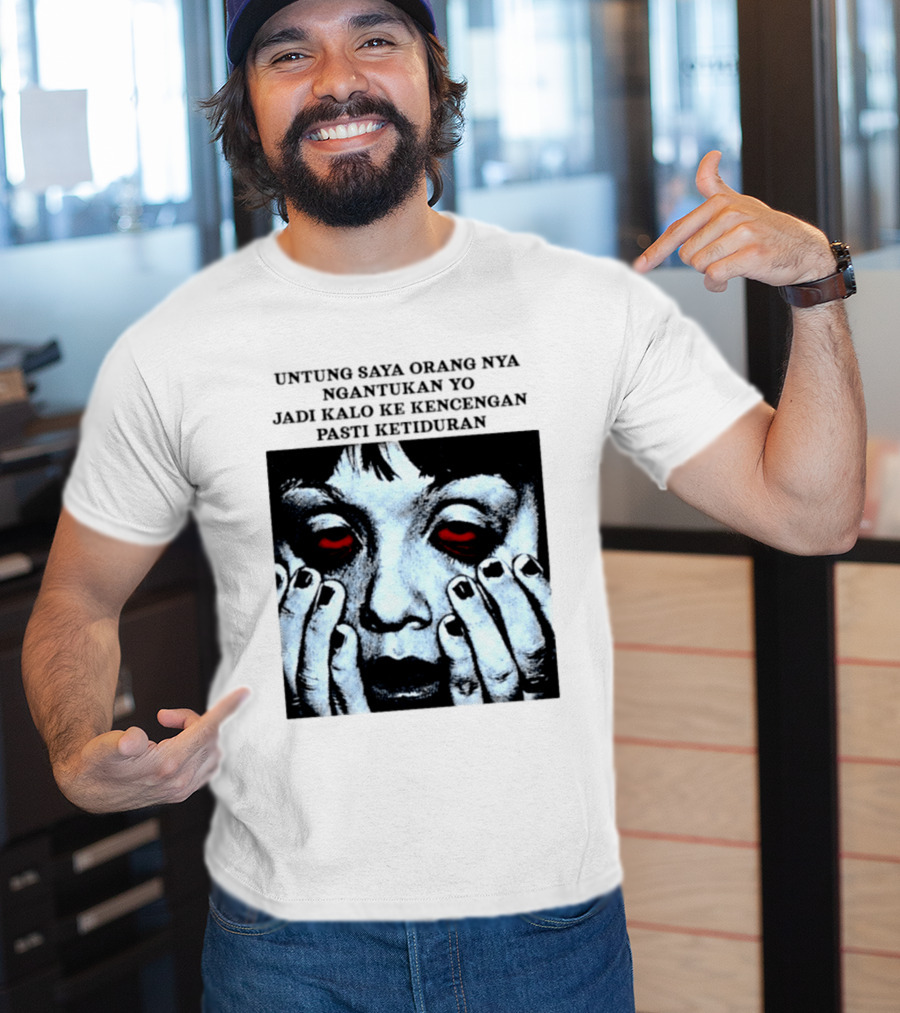 Untung Saya Orang Nya Ngantukan Yo Jadi Kalo Ke Kencengan Pasti Ketiduran Mata Merah Menahan Kantuk T-Shirt