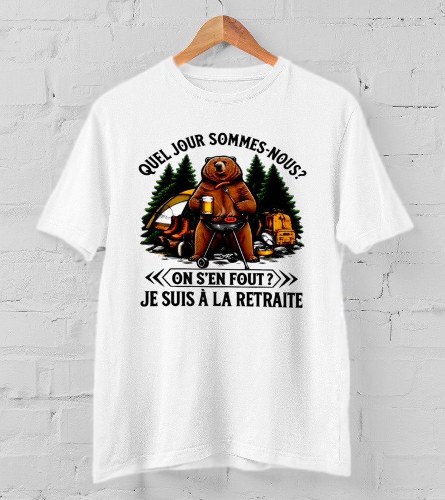 Quel Jour Sommes Nous On S'en Fout Je Suis à La Retraite Camping Bear In The Woods T-Shirt
