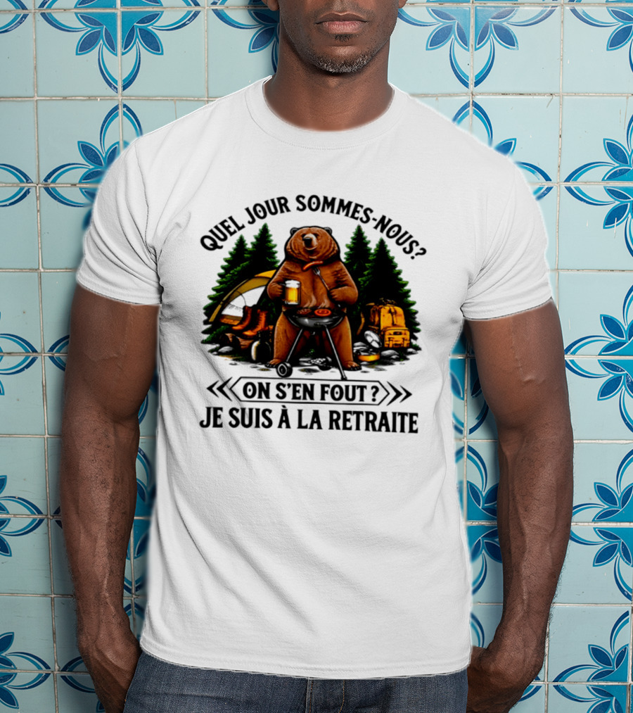 Quel Jour Sommes Nous On S'en Fout Je Suis à La Retraite Camping Bear In The Woods T-Shirt