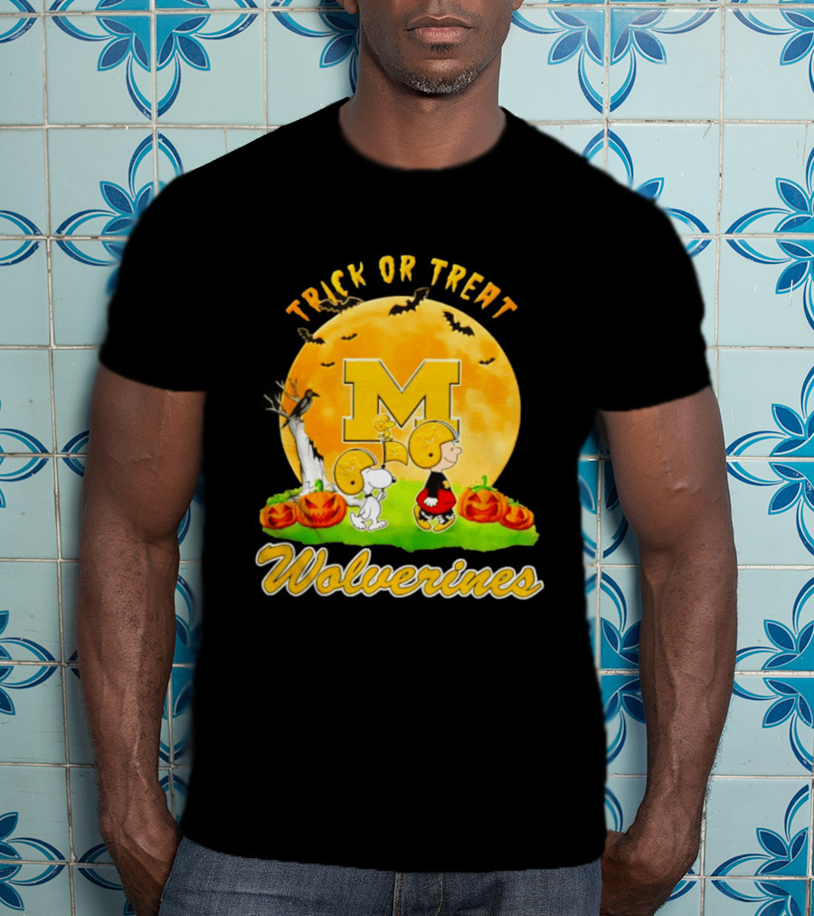 Michigan Wolverines Peanuts Trick Or Treat Halloween Moon T-Shirt