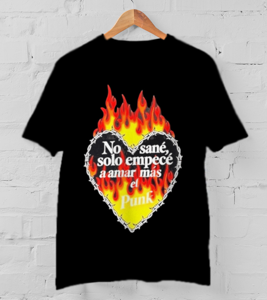 No Sané Solo Empecé A Amar Más El Punk Heart Fire Flame And Barbed Wire T-Shirt