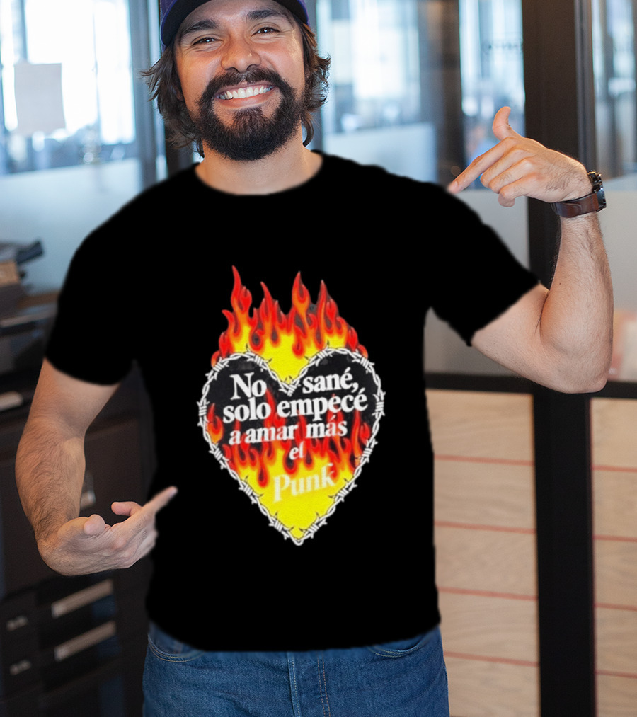 No Sané Solo Empecé A Amar Más El Punk Heart Fire Flame And Barbed Wire T-Shirt