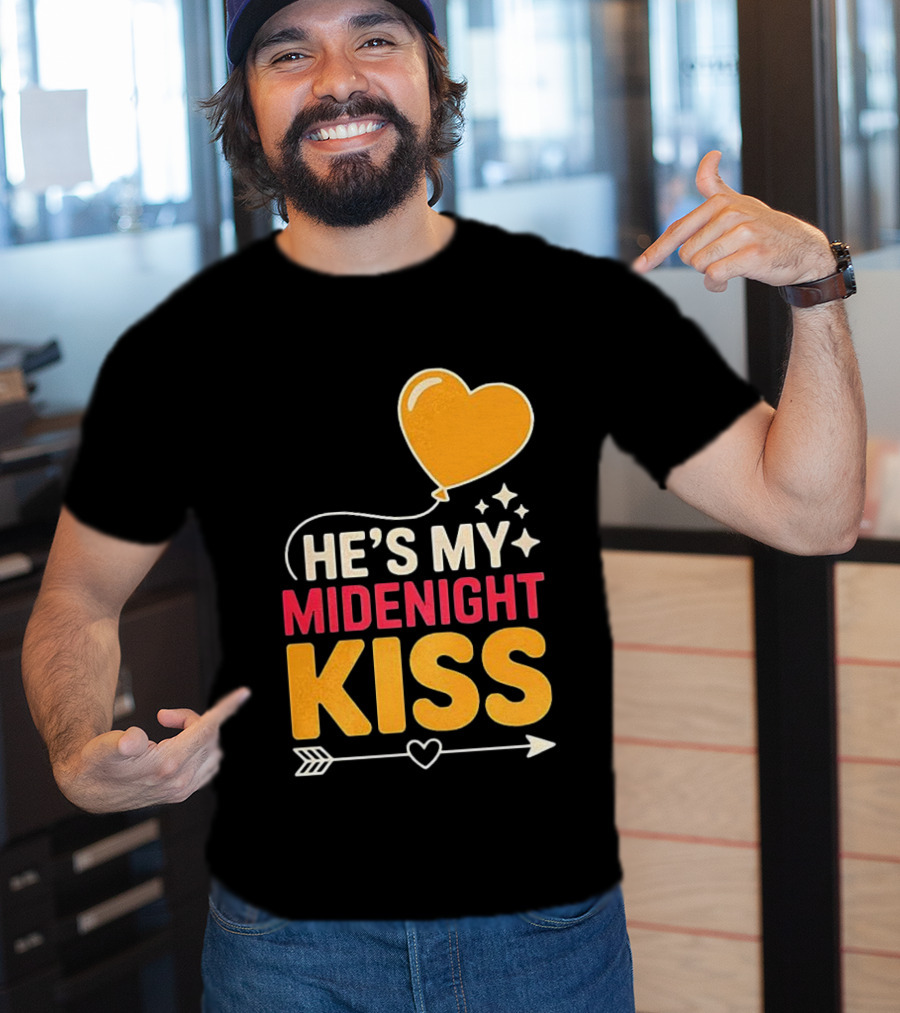 Happy New Year Midnight Kiss Heart Balloon And Arrow T-Shirt