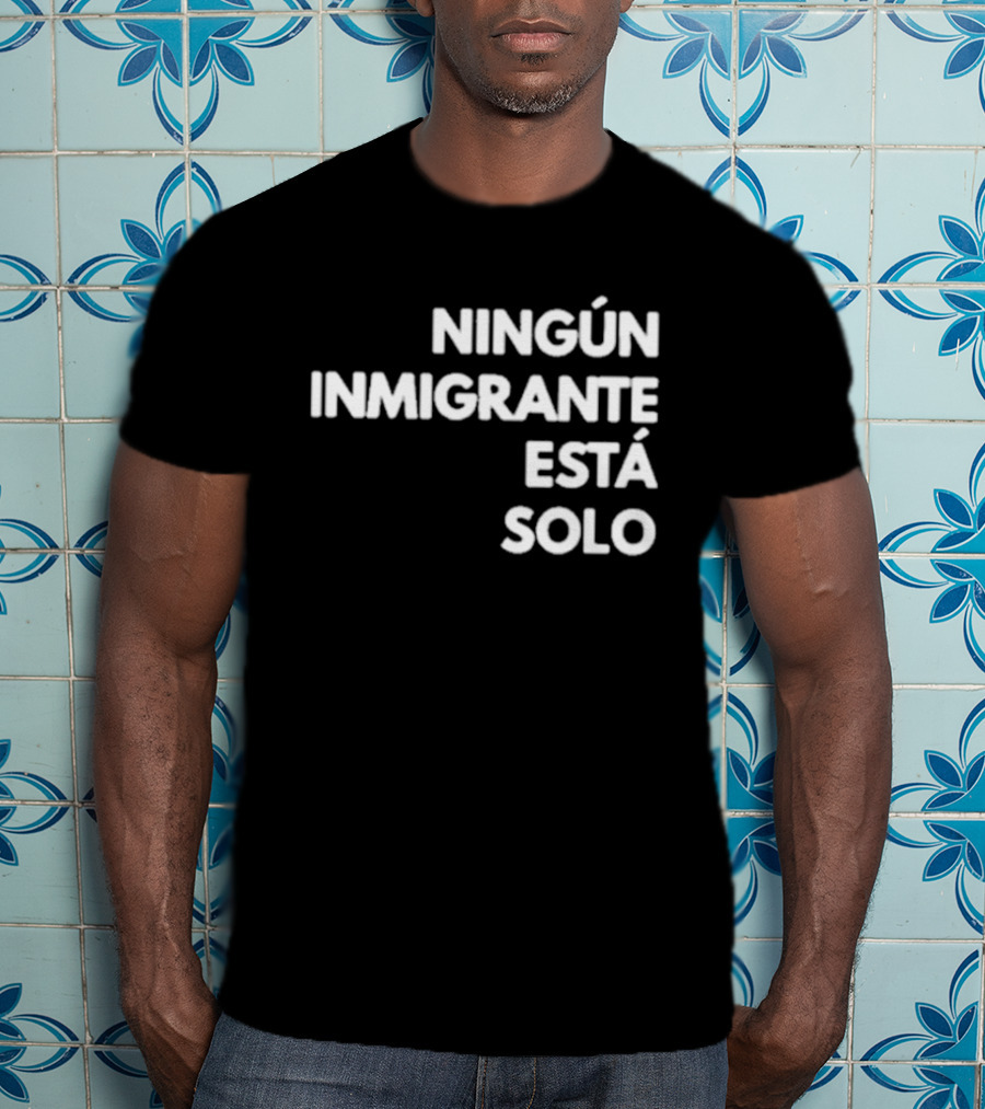 Mina Kimes Ningún Inmigrante Está Solo Message T-Shirt