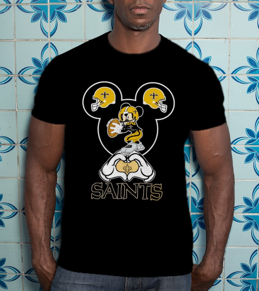 New Orleans Saints Mickey Mouse Football Heart Hands T-Shirt