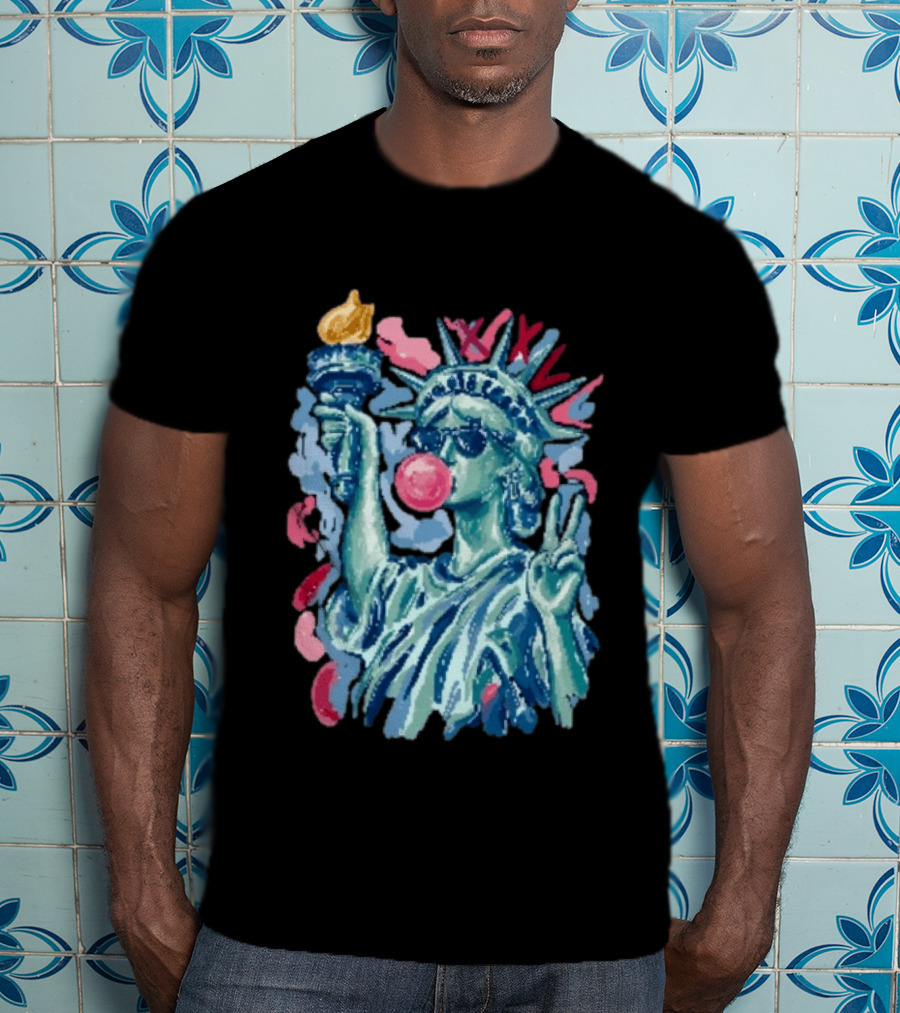 Statue Of Liberty With Bubble Gum And Peace Sign For 4th Of July T-Shirt