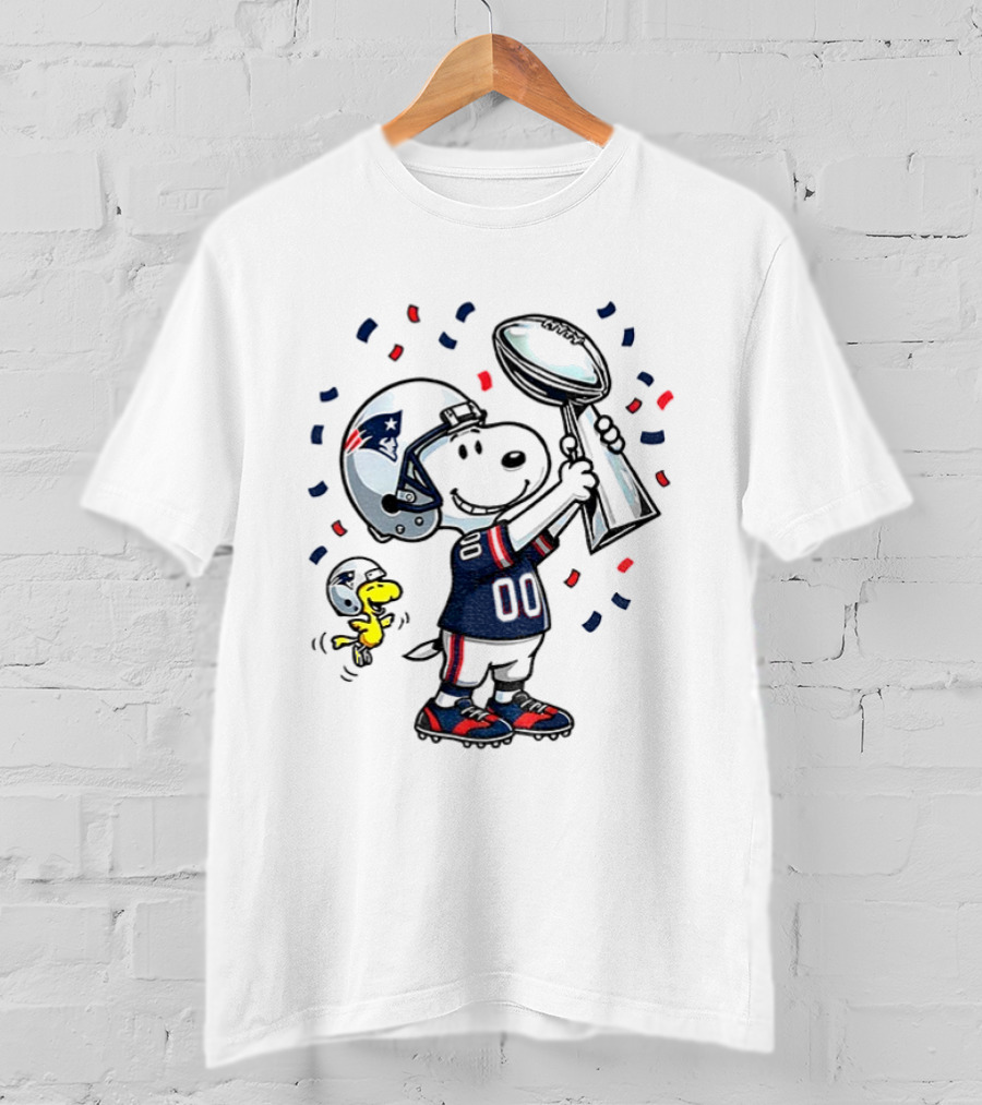 Snoopy Woodstock NFL New England Patriots Football Super Bowl Fun T-Shirt