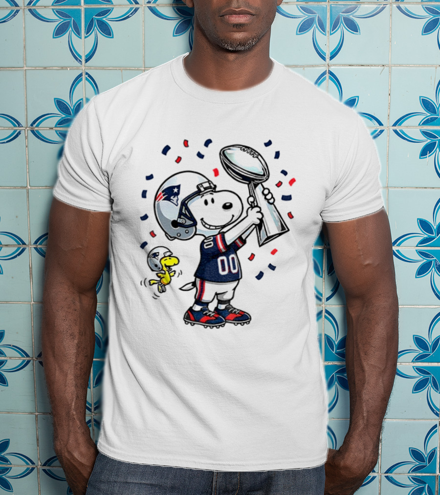 Snoopy Woodstock NFL New England Patriots Football Super Bowl Fun T-Shirt