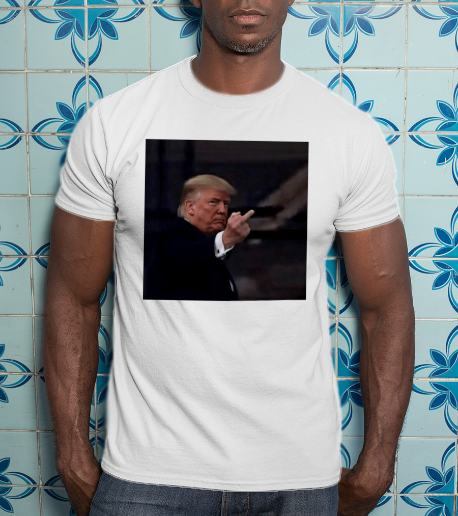 Trump Middle Finger At Heckler T-Shirt