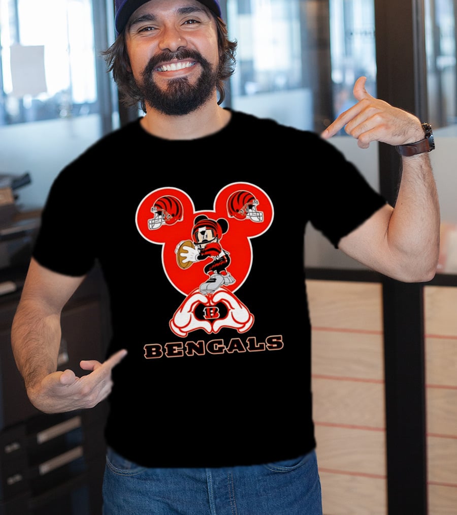 Cincinnati Bengals Mickey Mouse Football Heart Hands T-Shirt