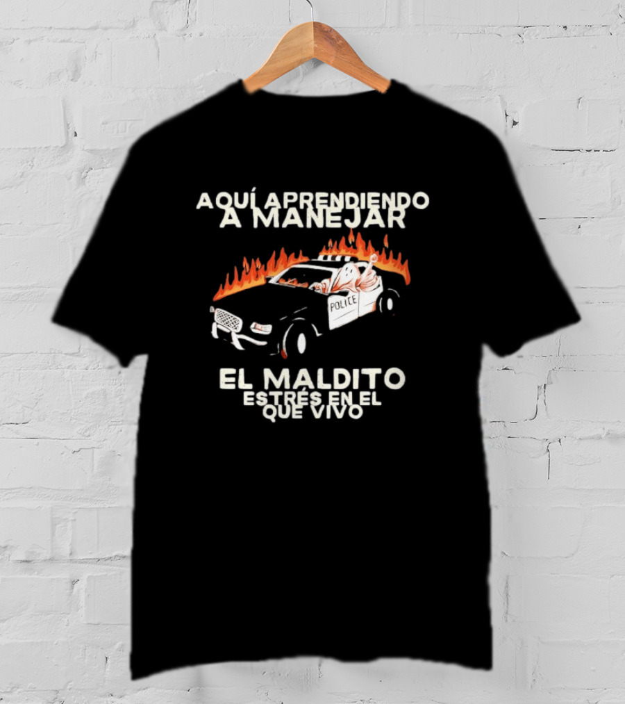 Aquí Aprendiendo A Manejar El Maldito Estrés En El Que Vivo Policía Coche En Llamas T-Shirt