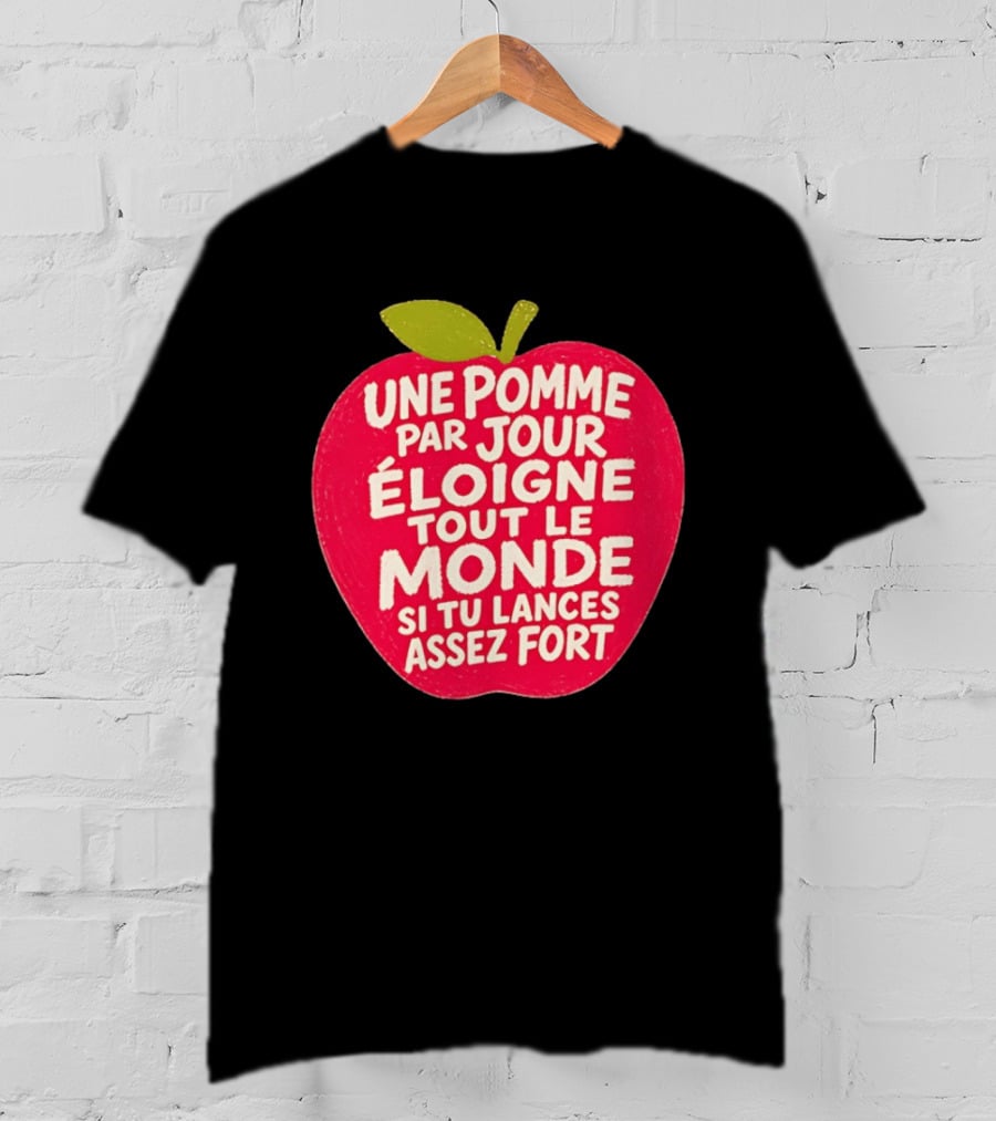 Une Pomme Par Jour Éloigne Tout Le Monde Si Tu Lances Assez Fort Humor Phrase T-Shirt