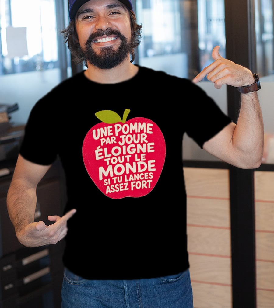 Une Pomme Par Jour Éloigne Tout Le Monde Si Tu Lances Assez Fort Humor Phrase T-Shirt