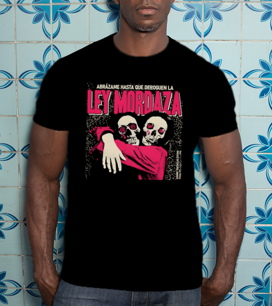 Abrazame Hasta Que Deroguen La Ley Mordaza T-Shirt