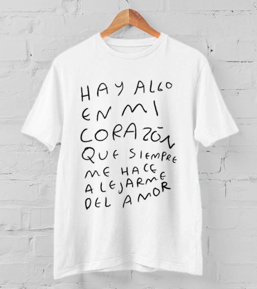 Hay Algo En Mi Corazón Que Siempre Me Hace Alejarme Del Amor T-Shirt
