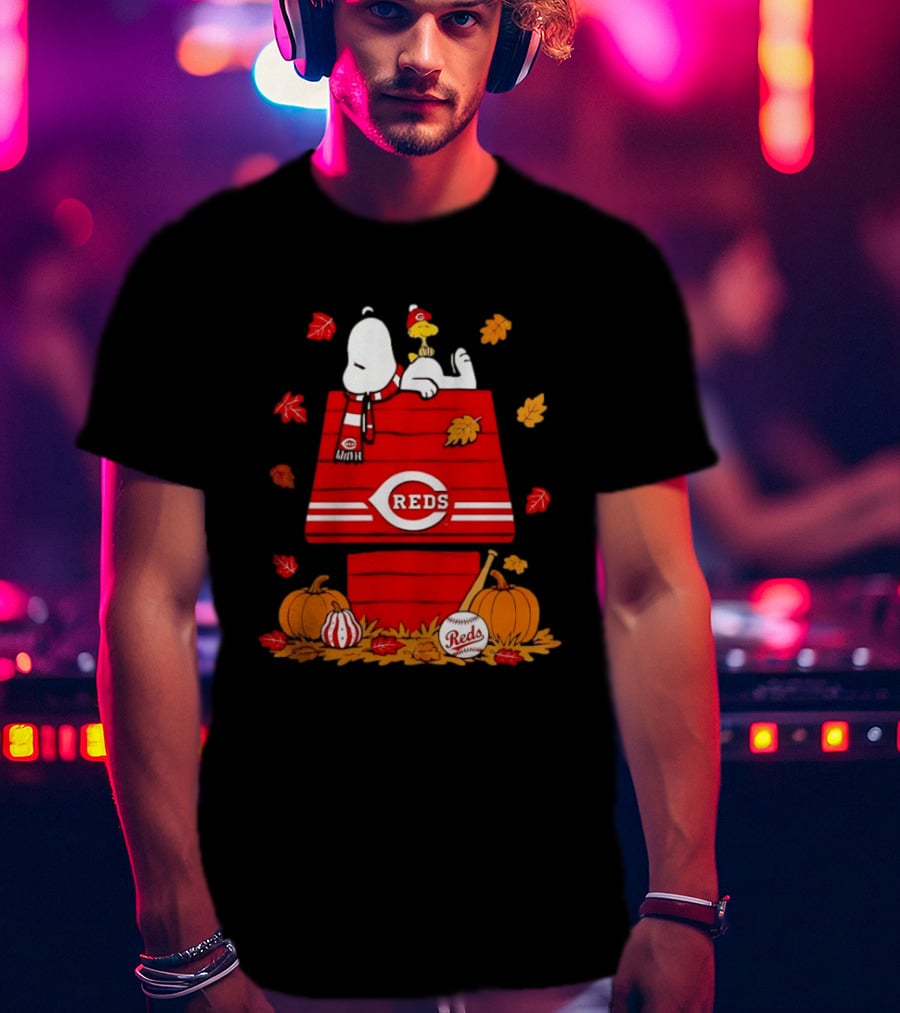 Snoopy Woodstock Cincinnati Reds Fall Baseball Pumpkins Leaves T-Shirt