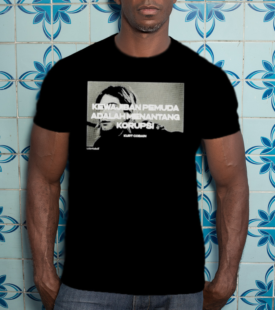 Kurt Cobain Kewajiban Pemuda Adalah Menantang Korupsi T-Shirt