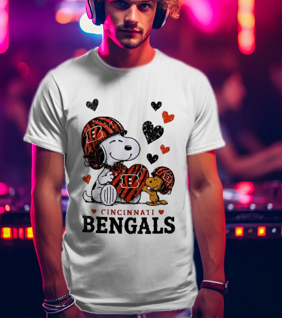 Cincinnati Bengals Peanuts Snoopy And Woodstock Love Hearts T-Shirt
