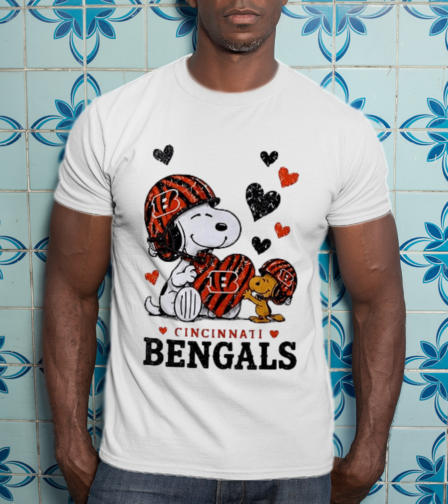 Cincinnati Bengals Peanuts Snoopy And Woodstock Love Hearts T-Shirt