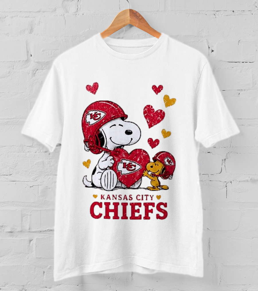 Kansas City Chiefs Peanuts Snoopy Hearts And Laughter T-Shirt