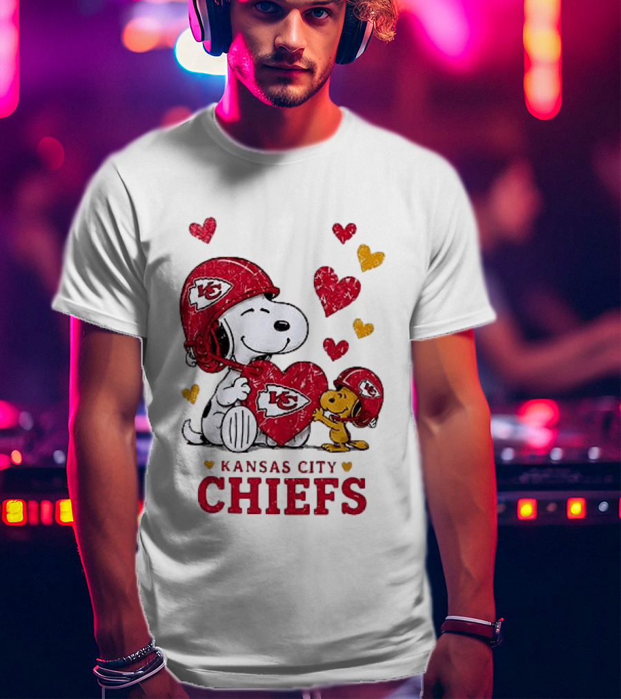Kansas City Chiefs Peanuts Snoopy Hearts And Laughter T-Shirt