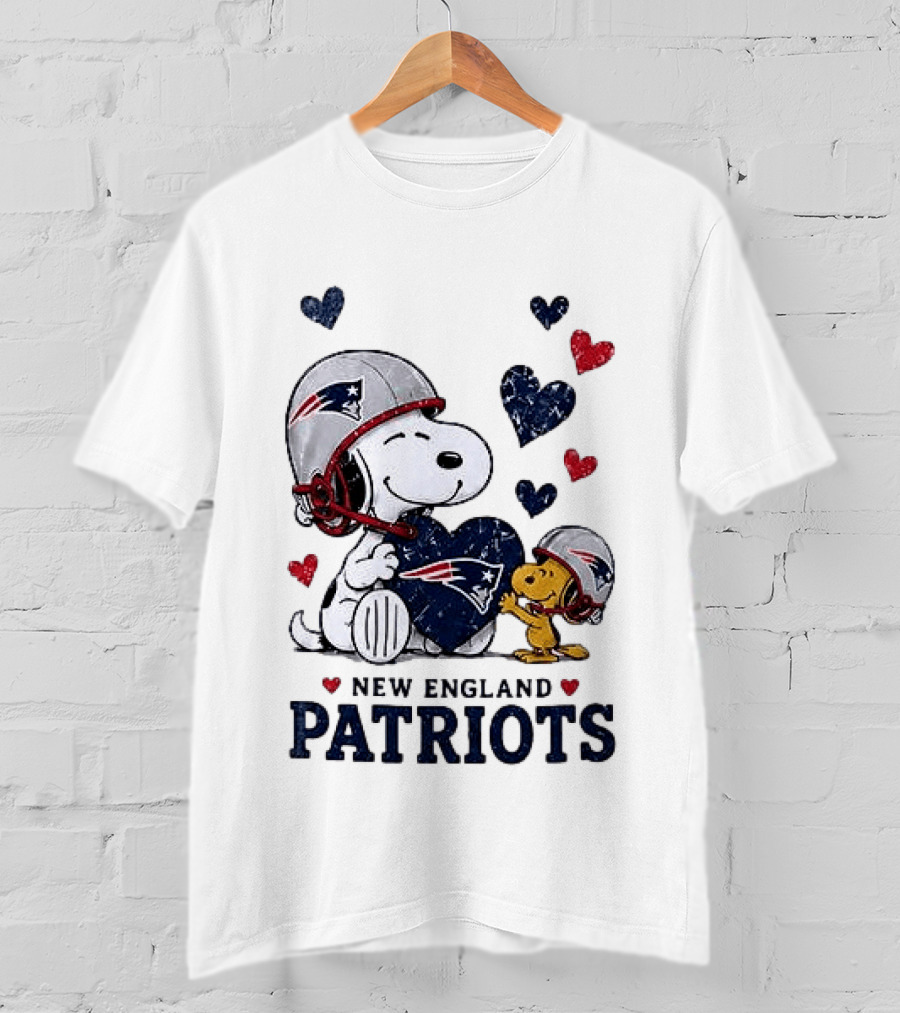 New England Patriots Peanuts Snoopy Woodstock Heart Helmets T-Shirt