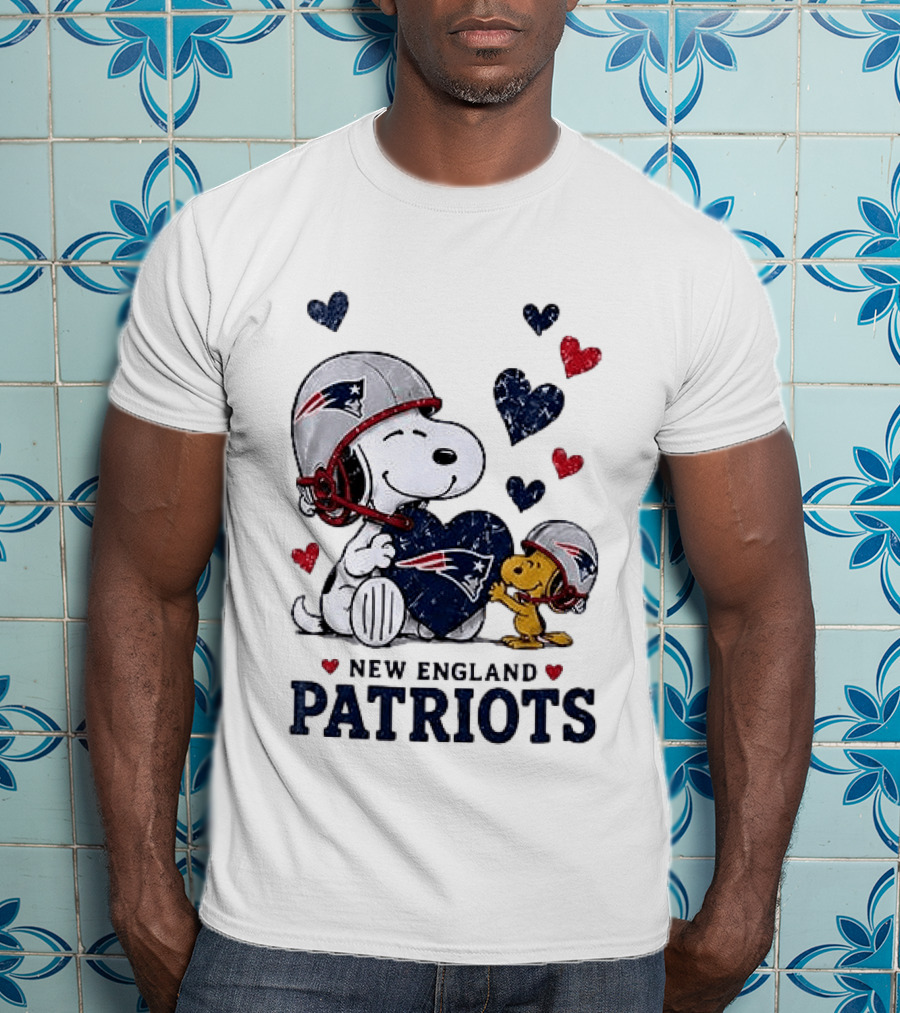 New England Patriots Peanuts Snoopy Woodstock Heart Helmets T-Shirt