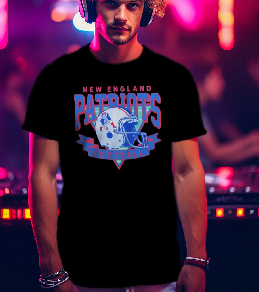 New England Patriots Football Vintage Helmet T-Shirt
