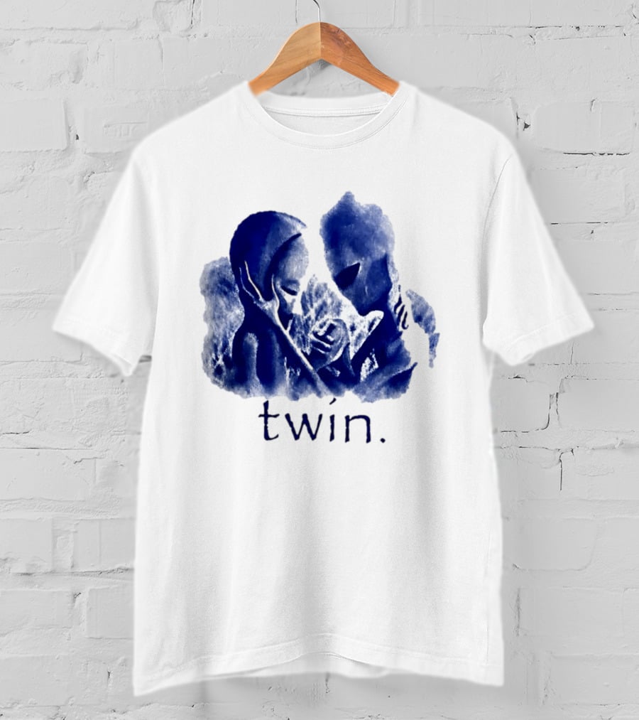 Twin Alien Extraterrestrial Sci Fi Embrace T-Shirt