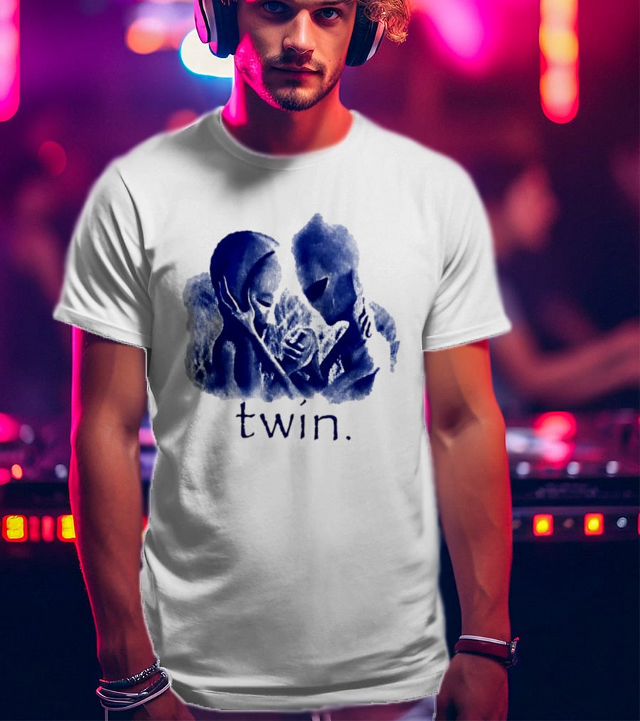 Twin Alien Extraterrestrial Sci Fi Embrace T-Shirt
