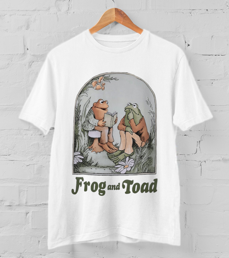 Frog And Toad Reading Together T-Shirt