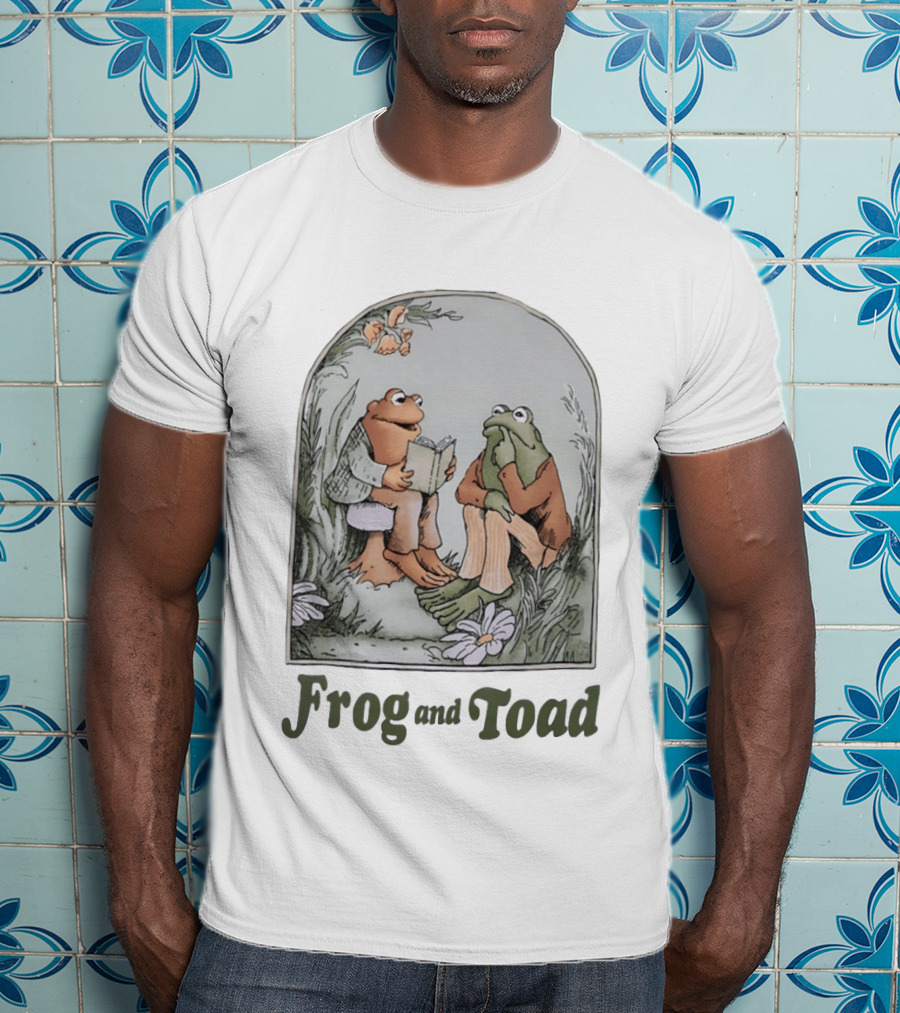 Frog And Toad Reading Together T-Shirt